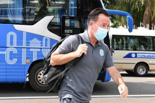 毕竟，男人就应该在外征战天下，回到家被老婆精心服侍，怎么能在家里做家务呢？她一方面为叶辰感到强烈的不值，一方面又渴望着，自己能够做那个，在家中用心侍奉叶辰的女人。